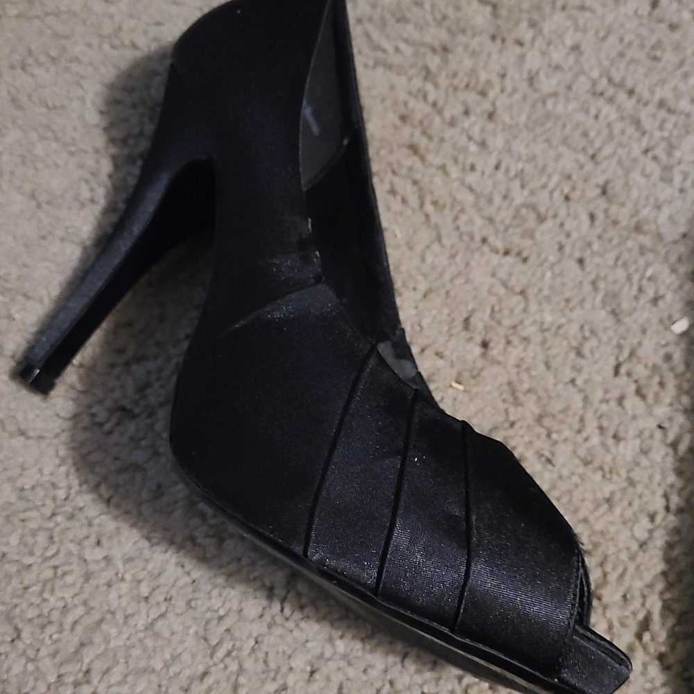 Black pumps